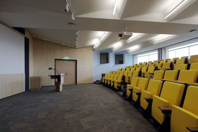 Modernes Auditorium in Herzogenburg mit komfortablen Sitzplätzen und Präsentationstechnik für Seminare, Vorträge, Konferenzen und Firmenevents.