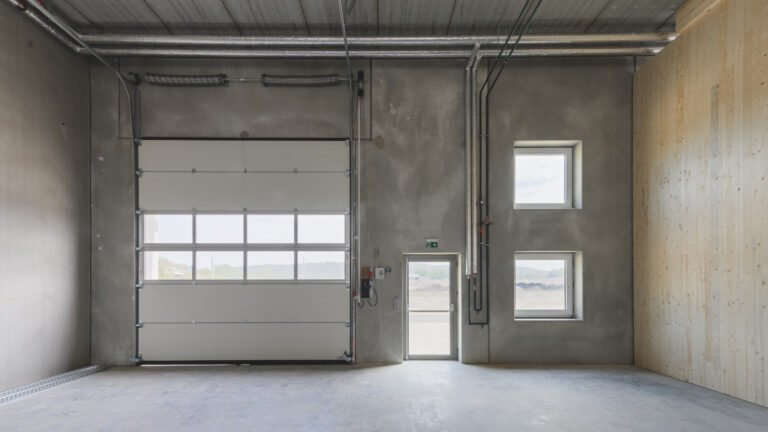 Moderne Gewerbehalle in Herzogenburg mit großzügiger Fläche, hohem Industrietor und flexiblen Nutzungsmöglichkeiten für Lager, Produktion und Gewerbe.