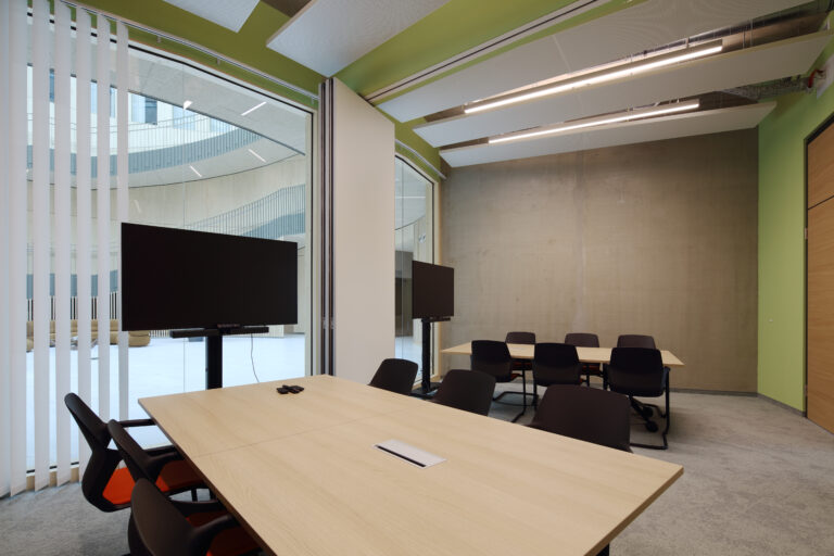 Moderner Meetingraum in Herzogenburg mit Konferenztisch, Bildschirm und professioneller Ausstattung für Besprechungen, Workshops und Seminare.