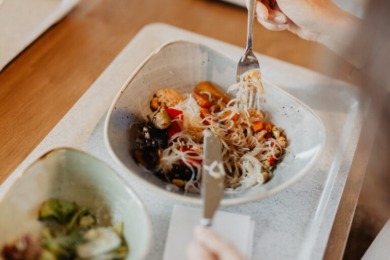 Frisch zubereitetes Mittagsmenü mit asiatisch inspirierten Glasnudeln und Gemüse in einem Restaurant in Herzogenburg.