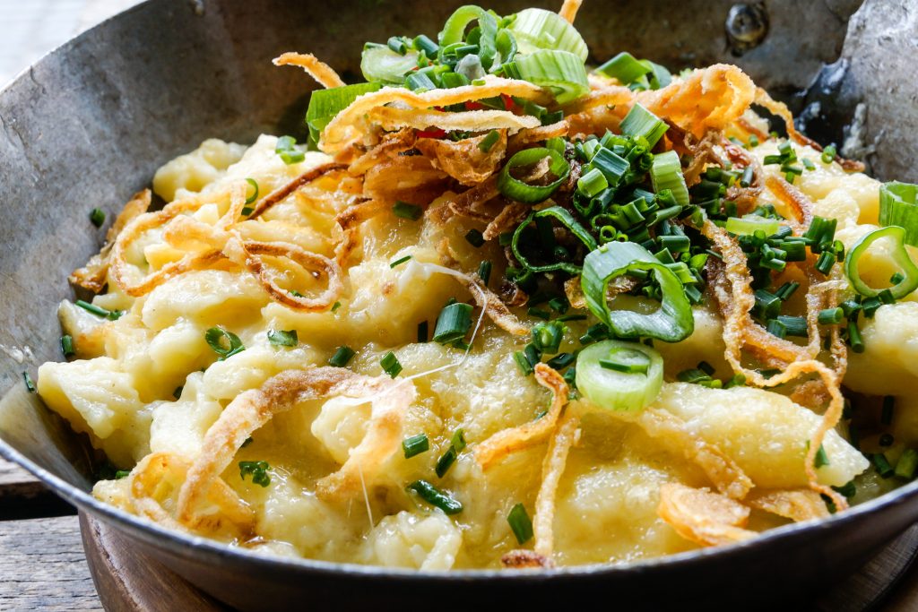 Käsespätzle mit Röstzwiebeln und frischen Kräutern im Restaurant des SAN Business Campus in Herzogenburg.