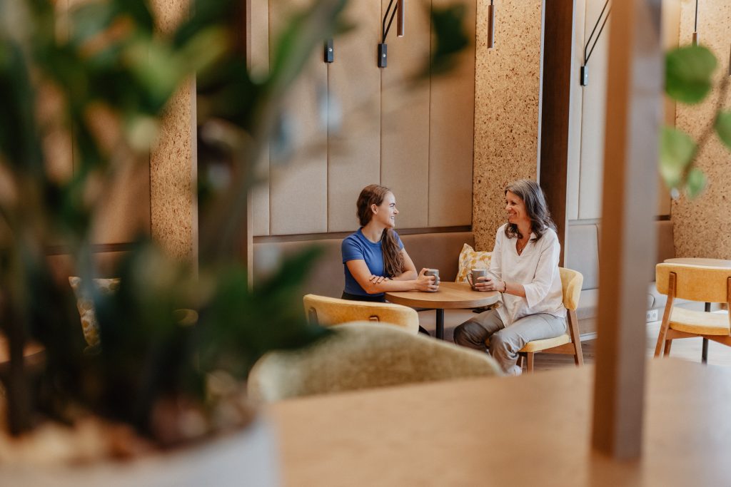 Gemütlicher Restaurantbereich in Herzogenburg mit modernem Ambiente für Lunch, Mittagessen, Kaffeepausen und Business Meetings.