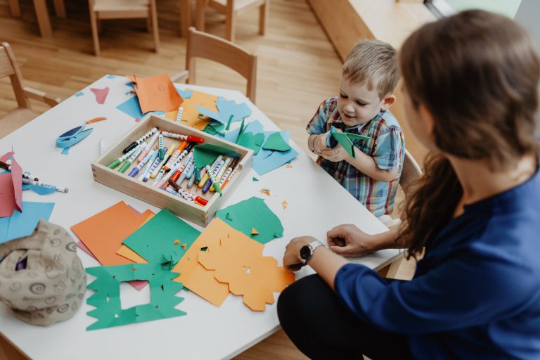 Kinderbetreuung in Herzogenburg mit kreativem Bastelangebot und professioneller Betreuung für Kinder in einer sicheren Umgebung.